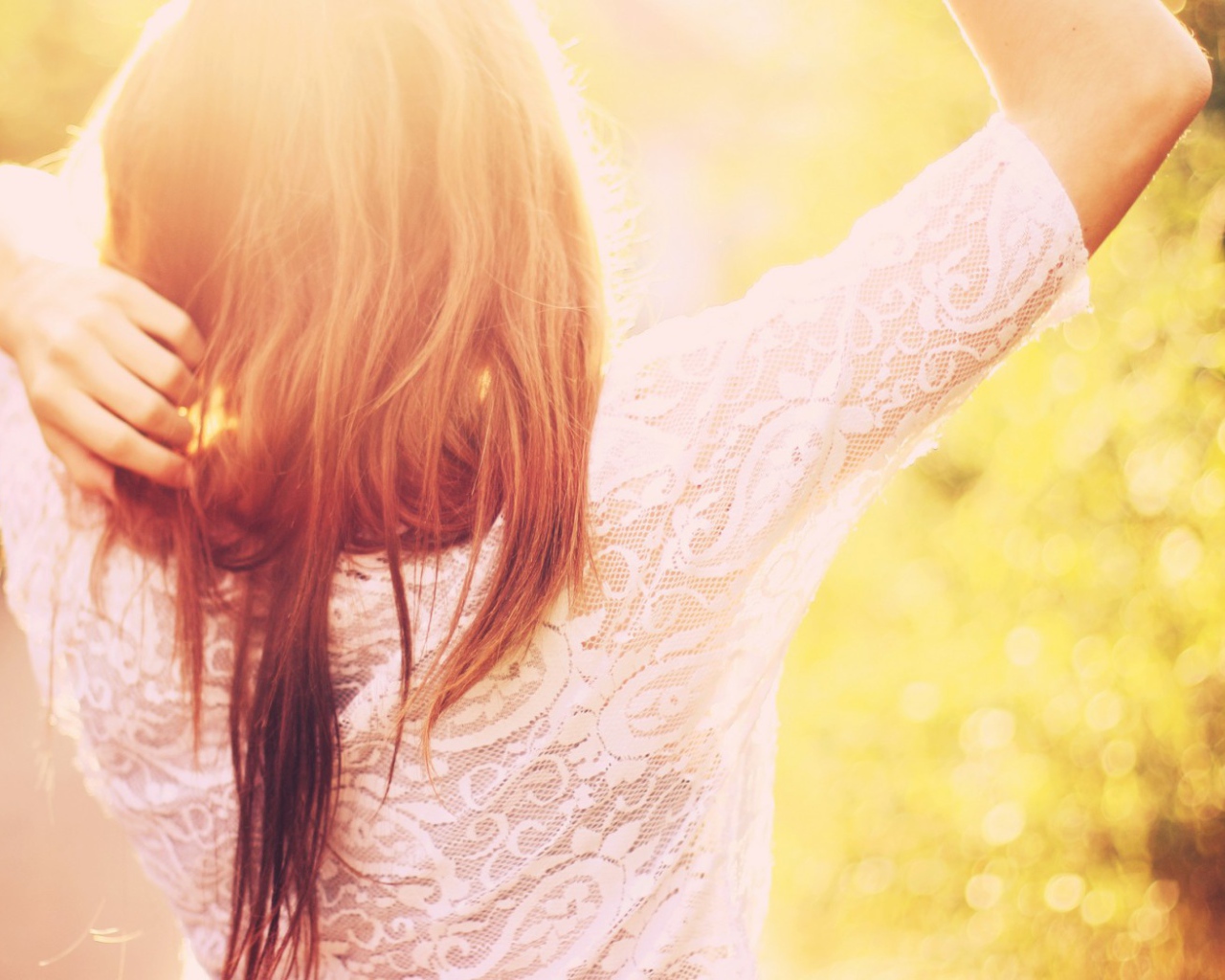 Девушка на прогулке в ясную погоду