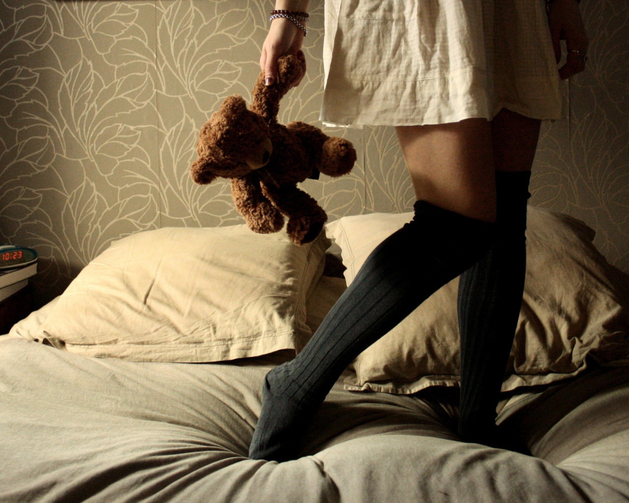 Девушка с плюшевым медведем