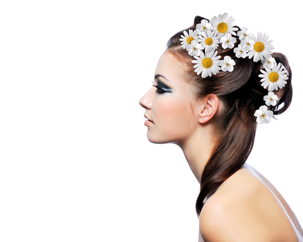 Девушка с ромашками в волосах