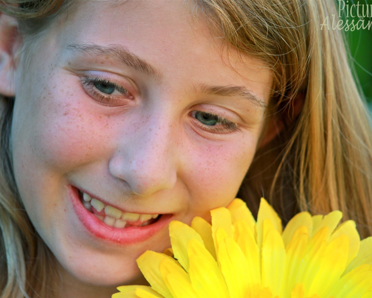 Девушка с веснушками и цветок