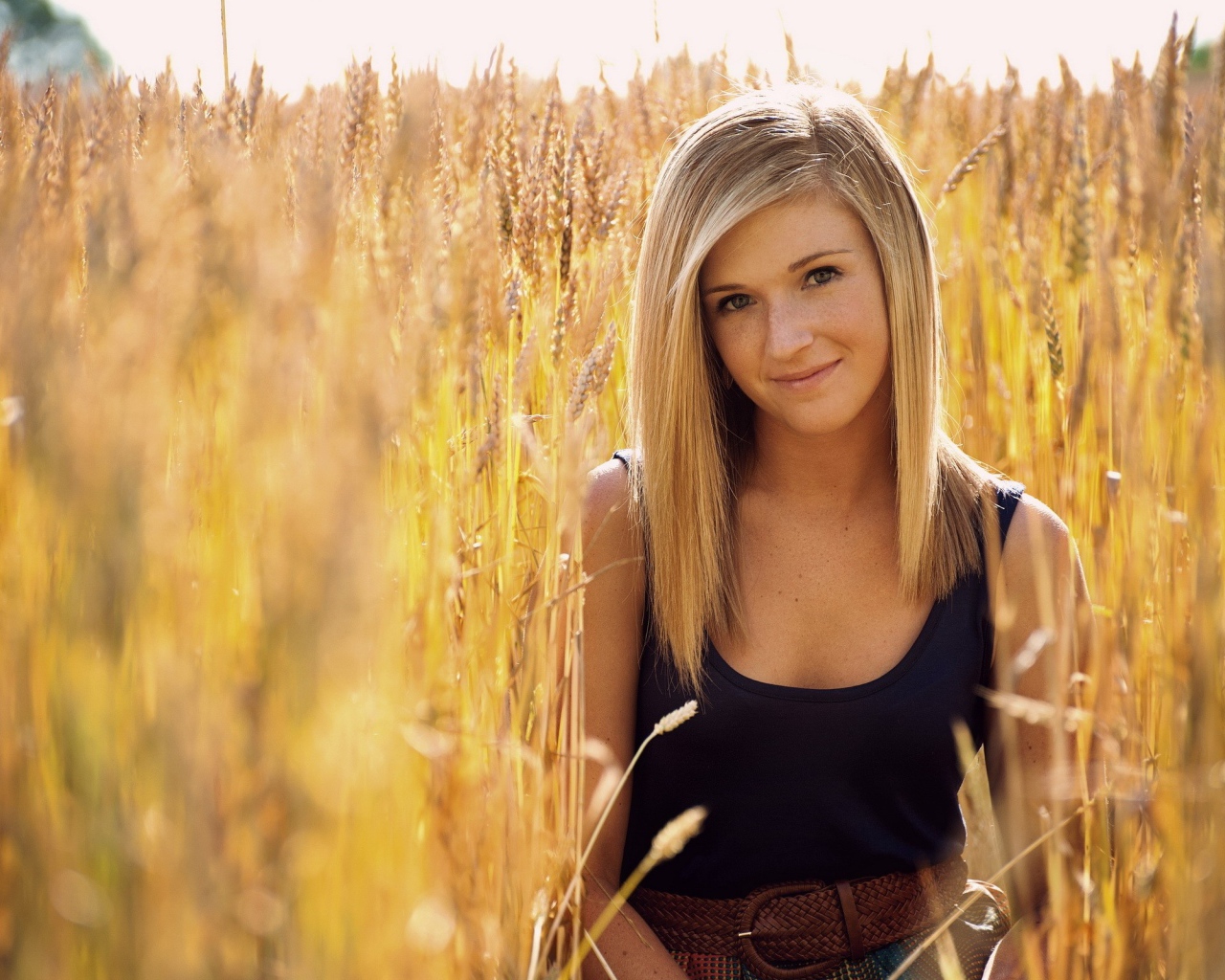 Девушка с веснушками среди пшеницы
