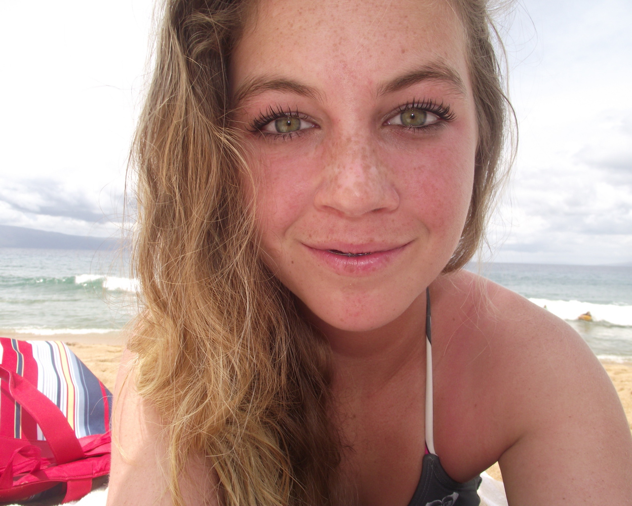 Девушка с веснушками на пляже
