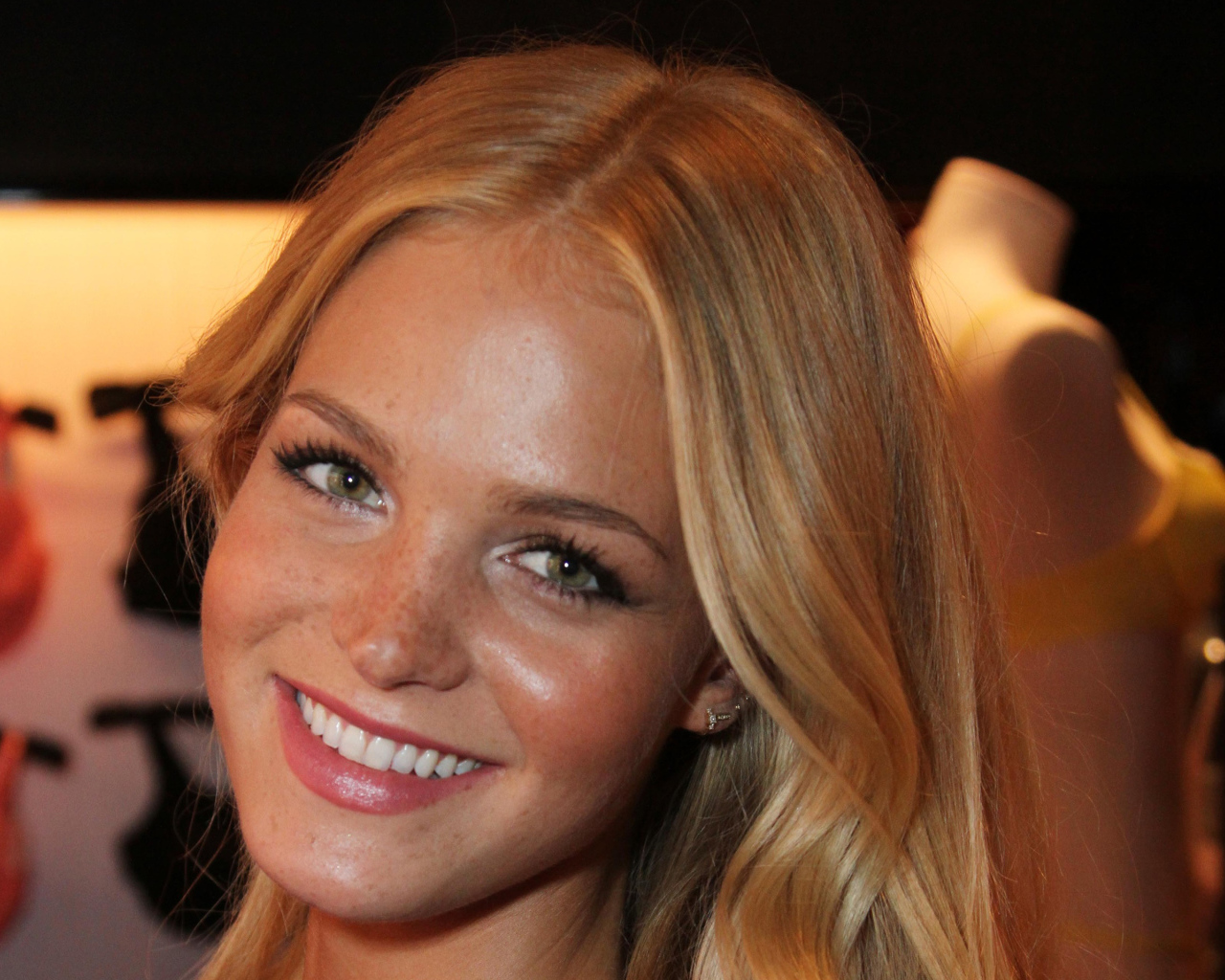 Девушка с веснушками улыбается