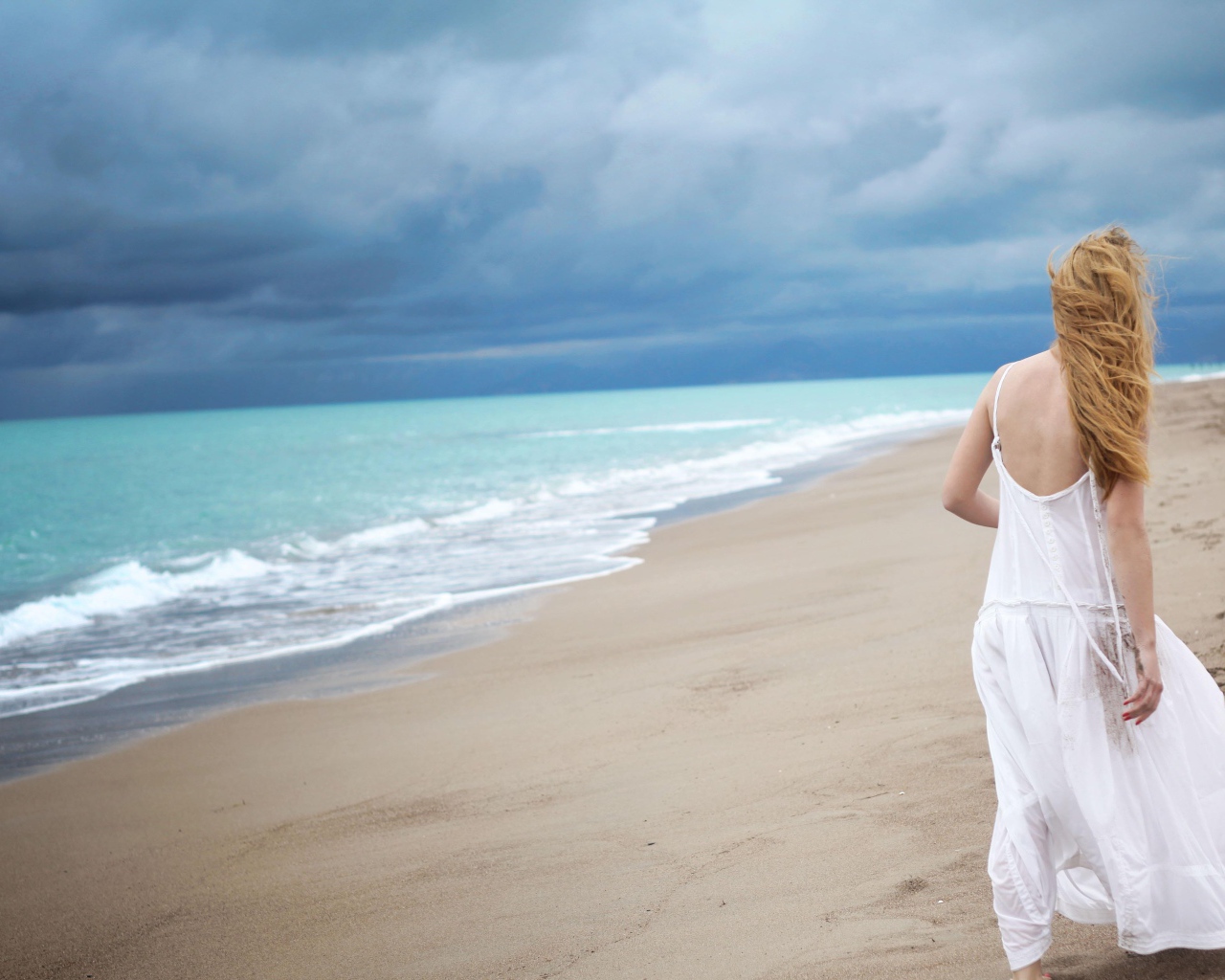 Прогулка девушки по песку