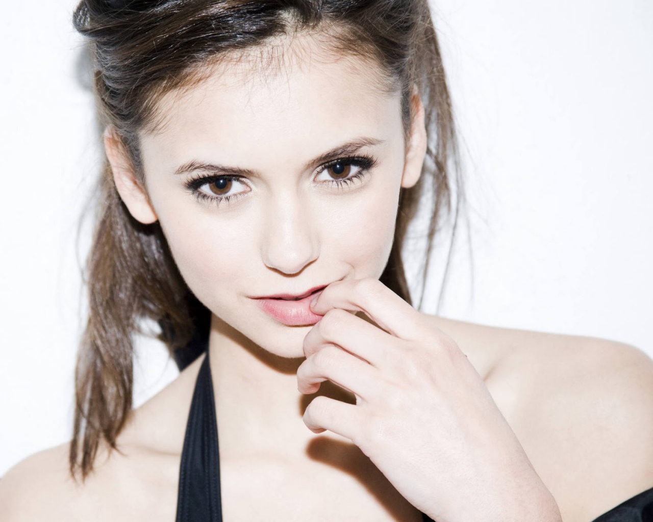 Популярная Нина Добрев