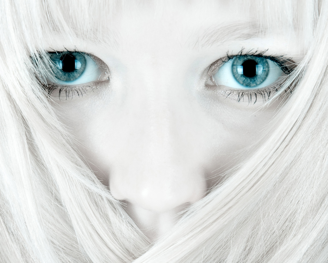 Портрет блондинки с голубыми глазами