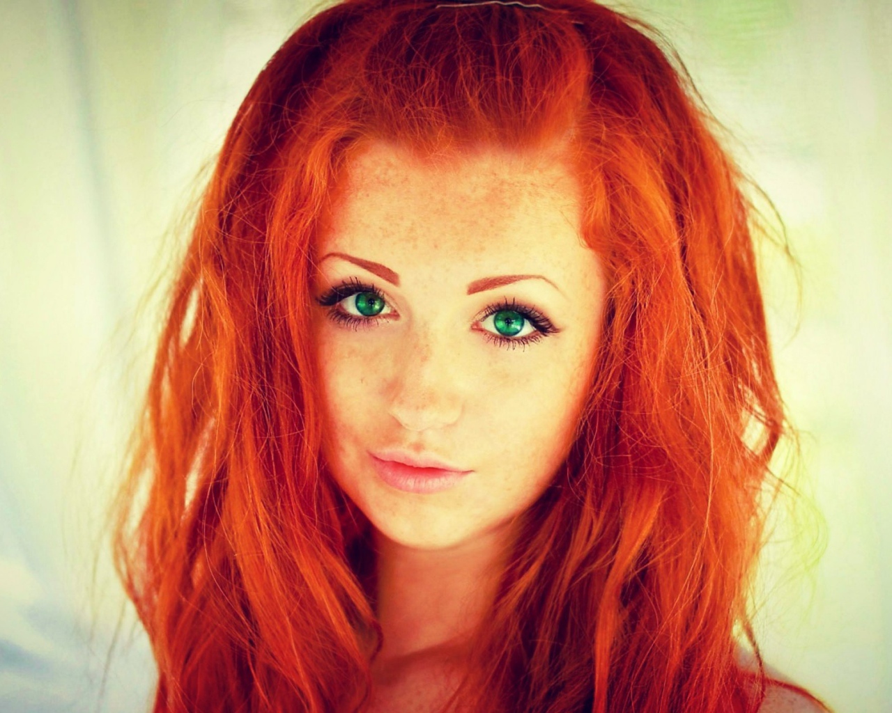 Рыжеволосая зеленоглазая девушка