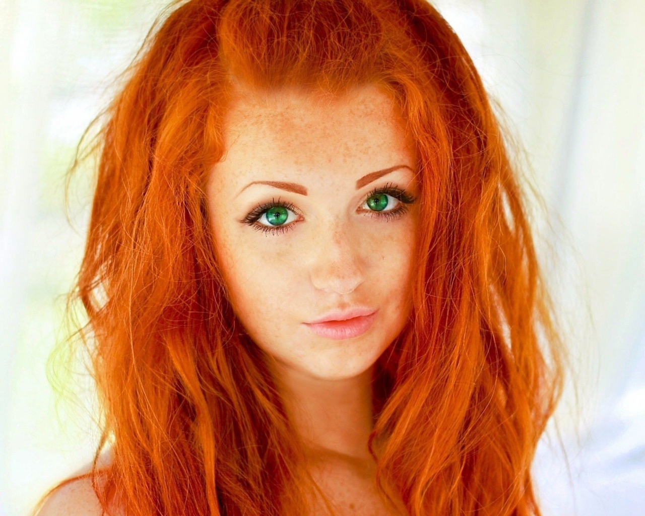 Рыжая девушка с веснушками