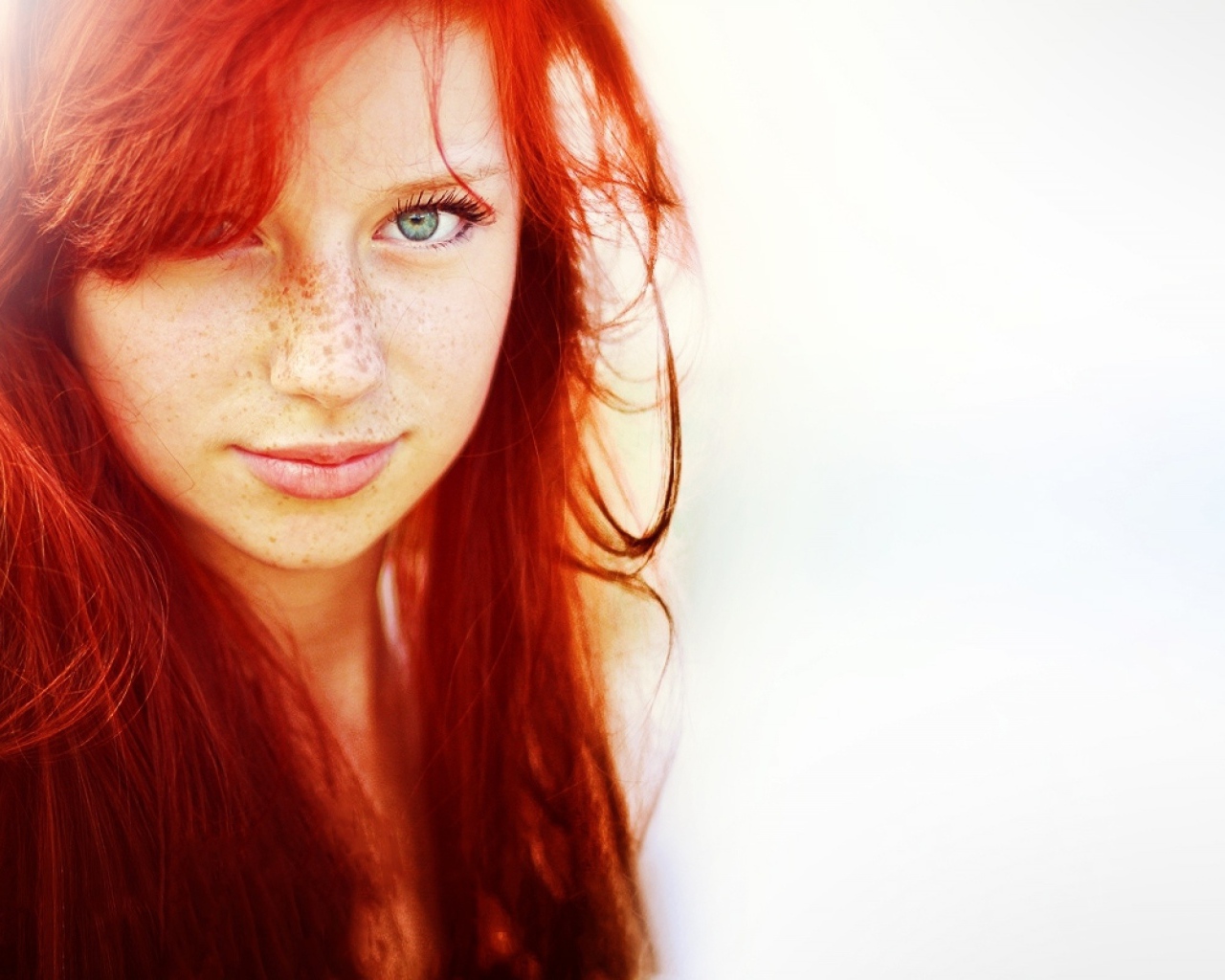 Сияющая девушка с веснушками