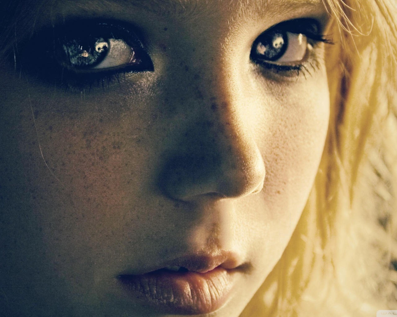 Завораживающие глаза у девушки с веснушками