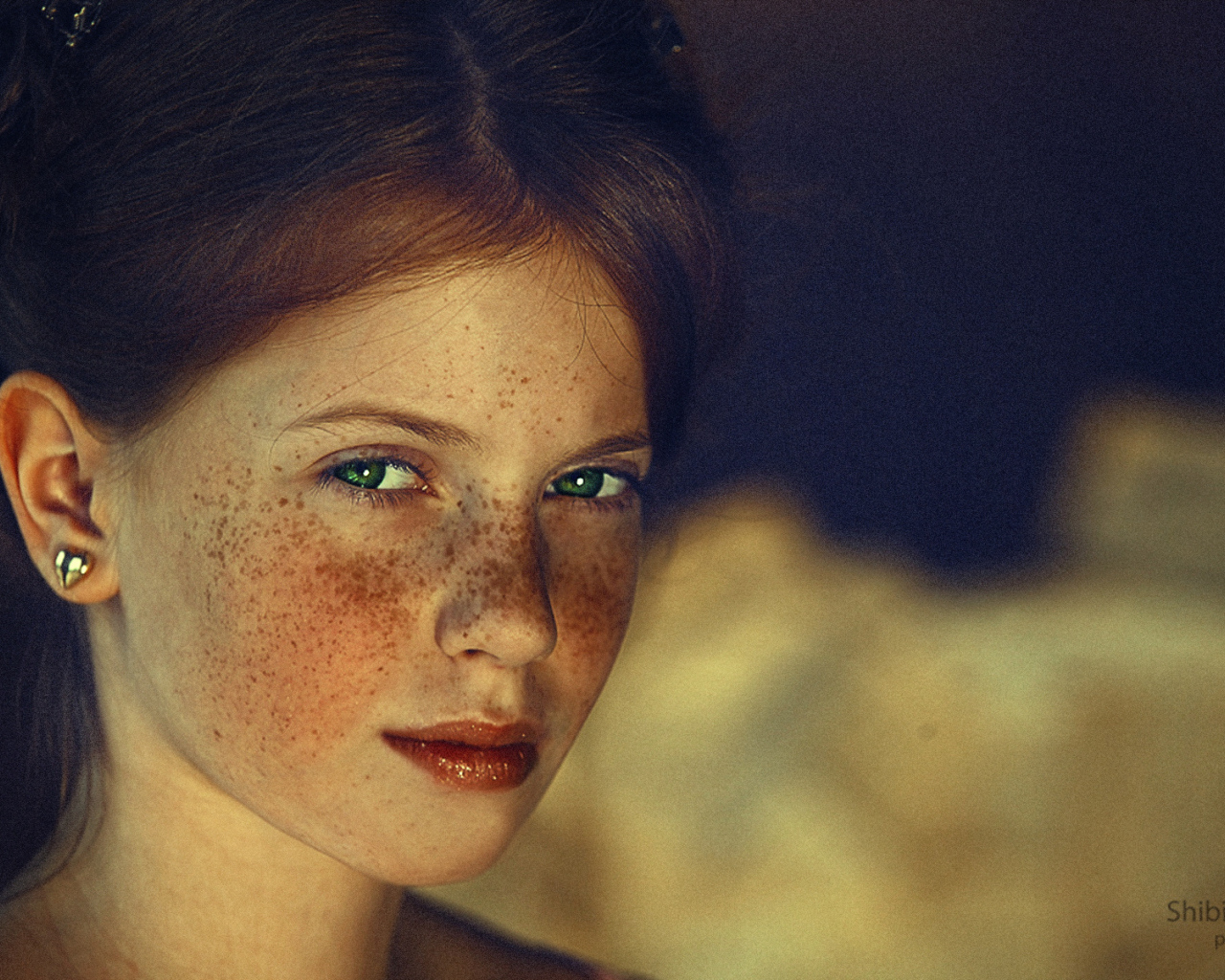 Зеленоглазая девушка с веснушками