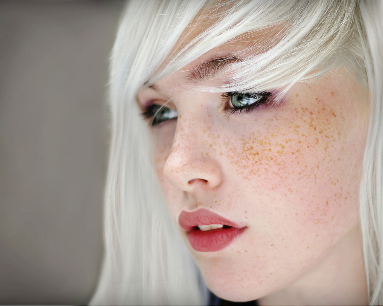 Беловолосая девушка с веснушками