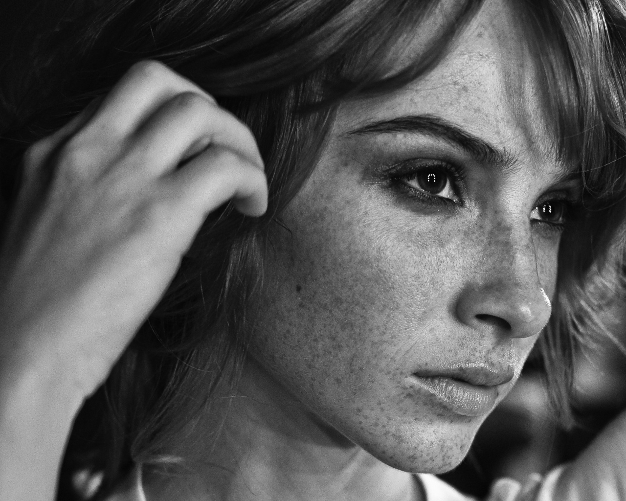 Задумчивая девушка с веснушками