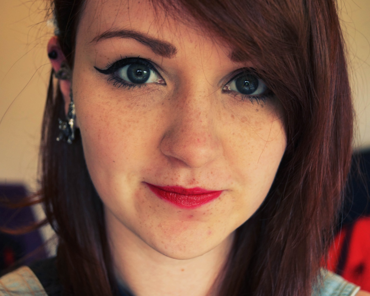 Очень красивая девушка с веснушками