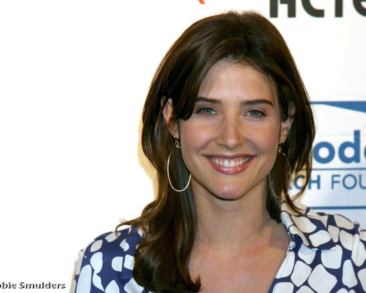 Популярная актриса Коби Смолдерс