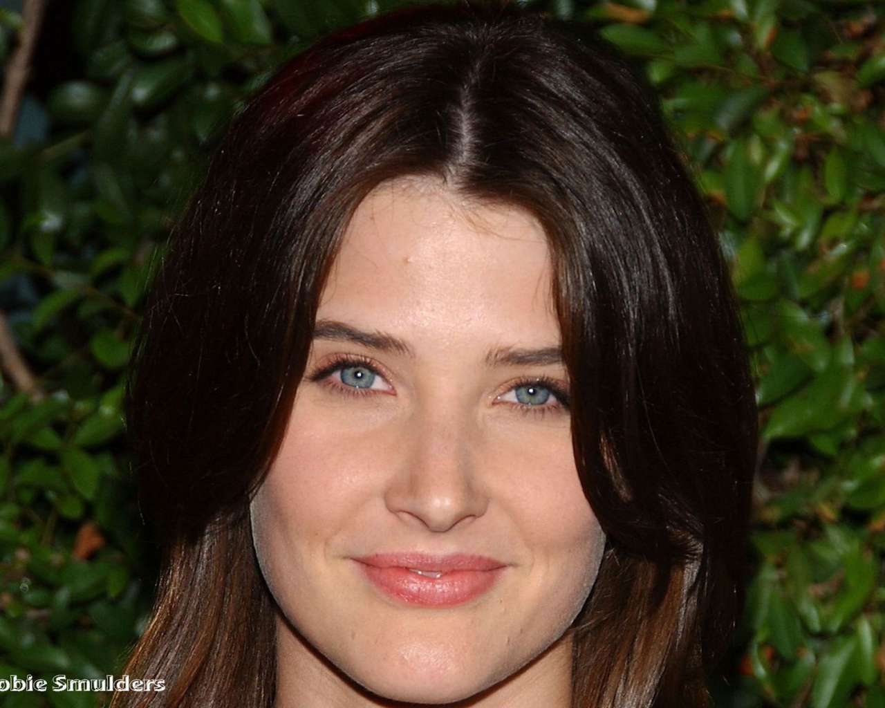 Красивая актриса Коби Смолдерс