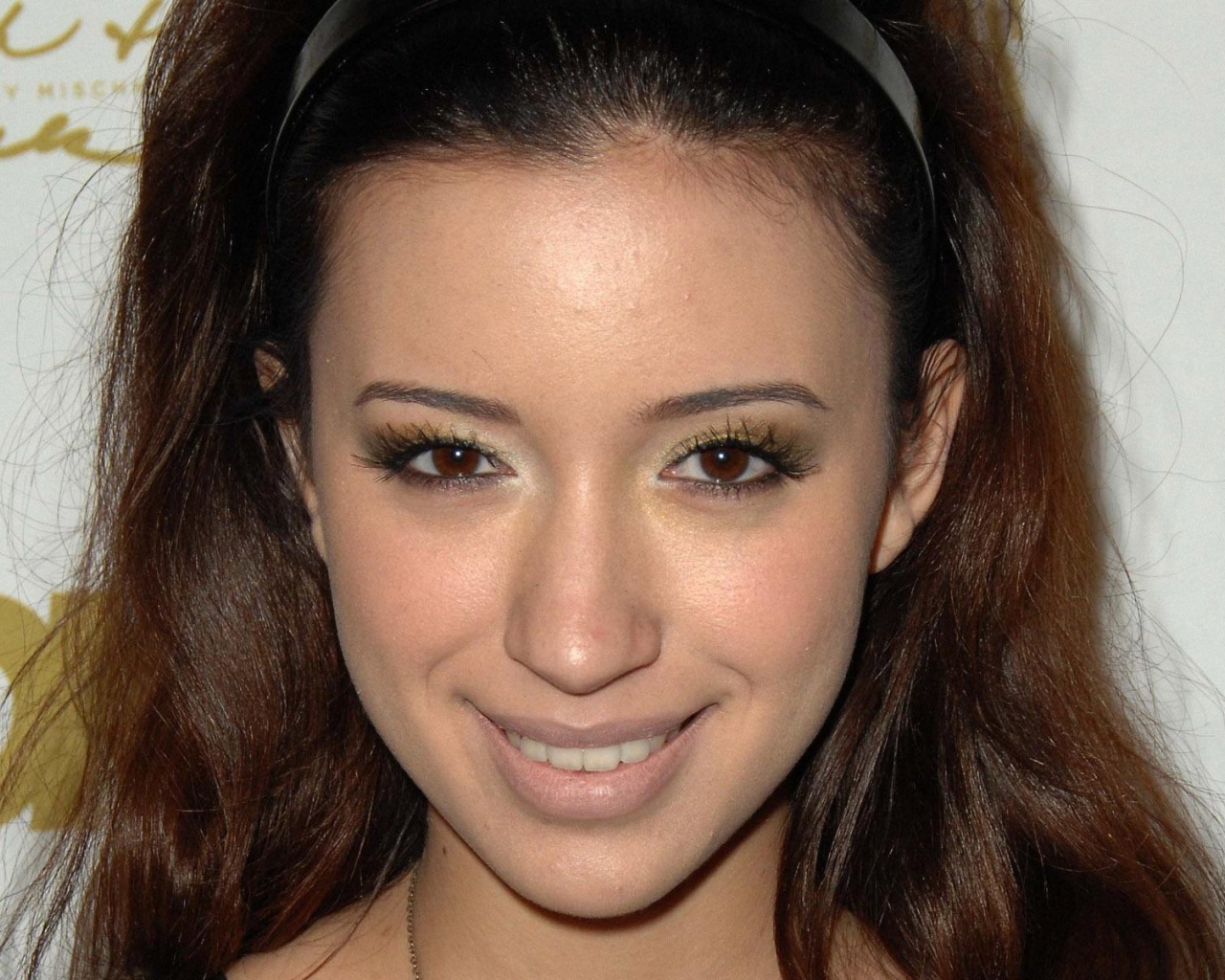 Очаровательная Кристиан Серратос