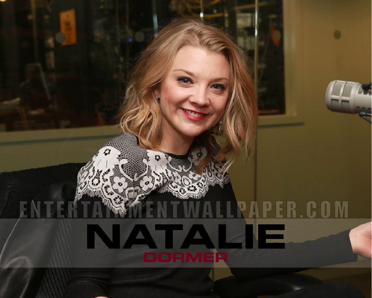 Красивая актриса Натали Дормер