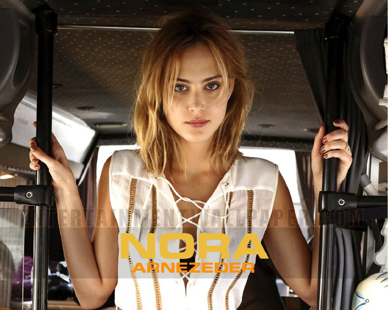 Красивая Нора Арнезедер