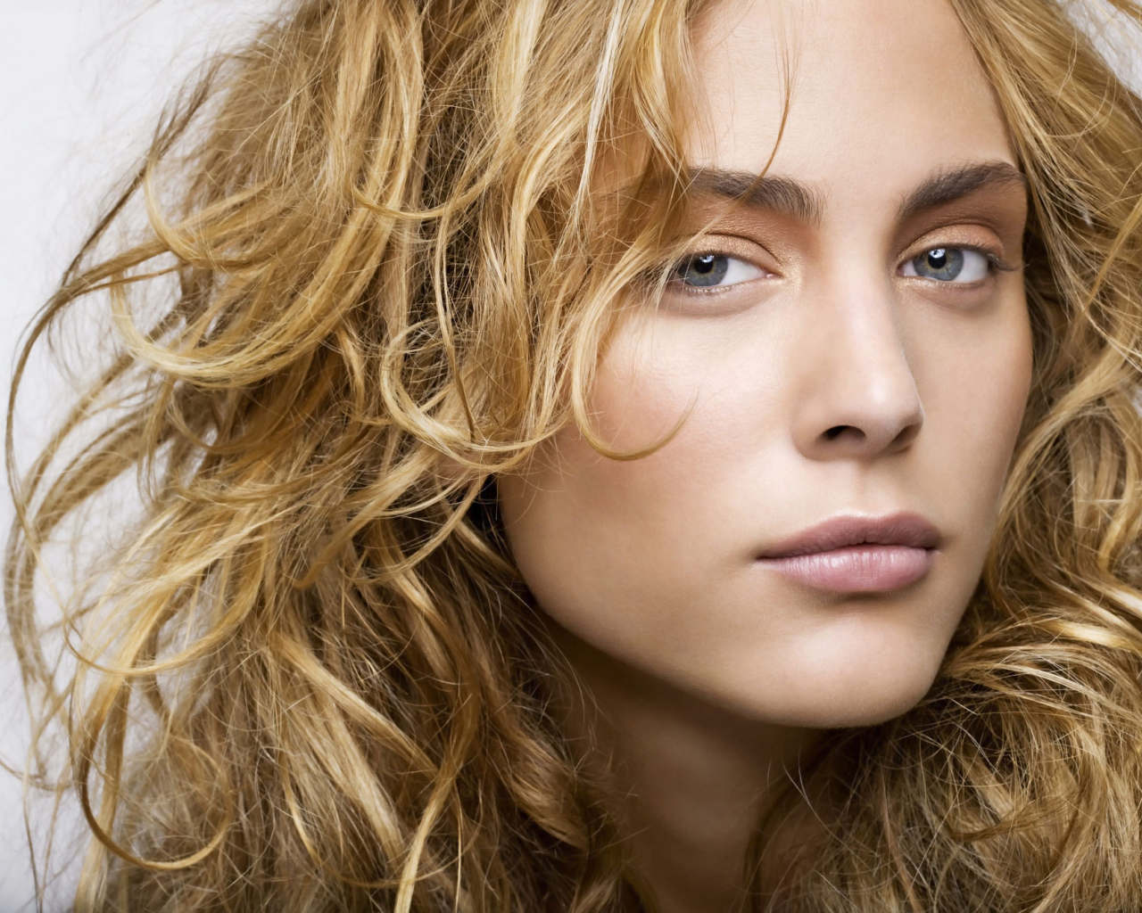 Популярная актриса Нора Арнезедер