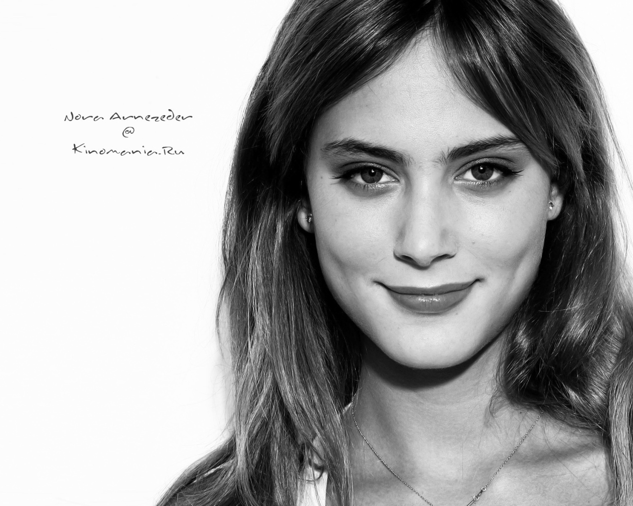 Красивая актриса Нора Арнезедер