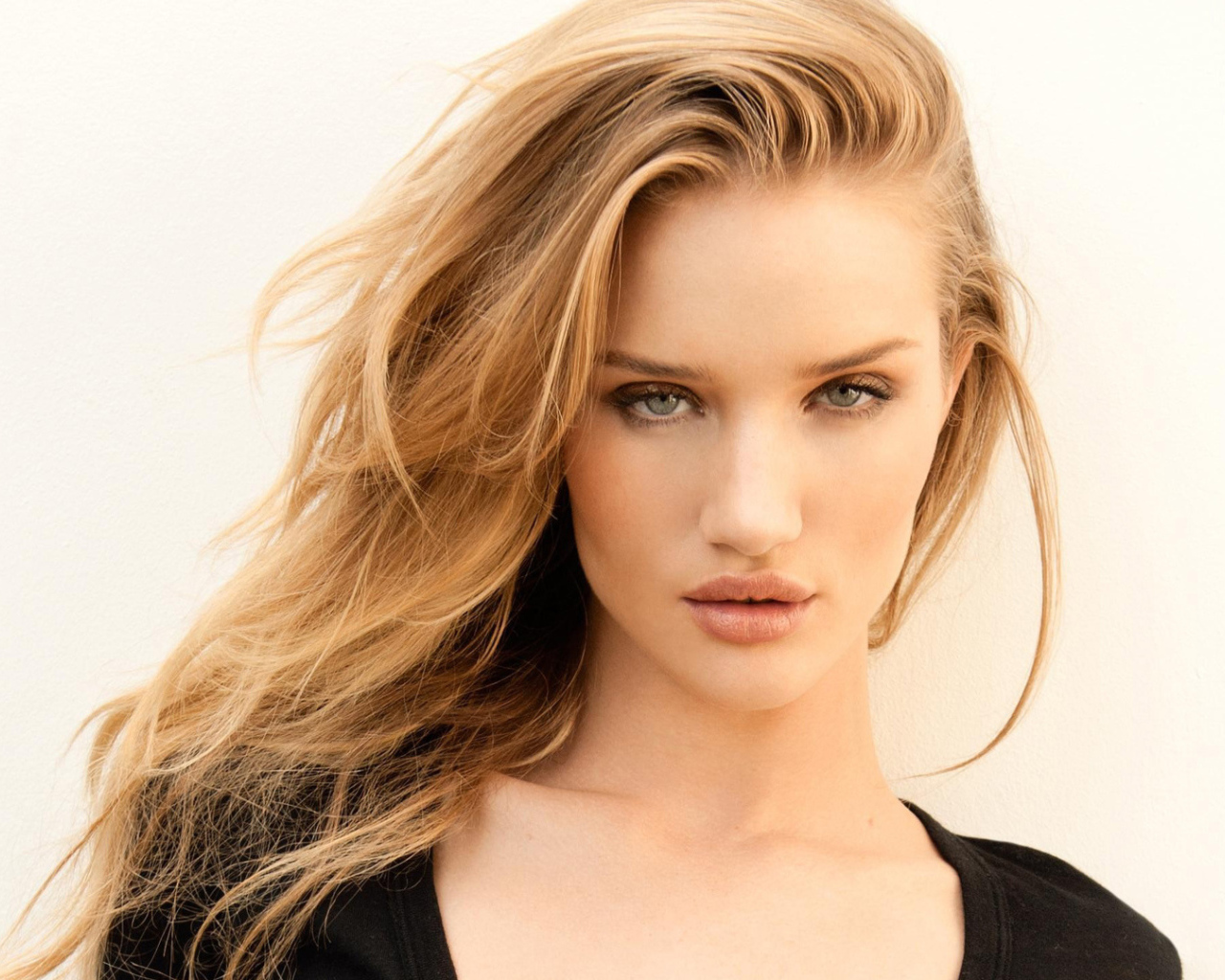 Прекрасная актриса Роузи Хантингтон-Уайтли