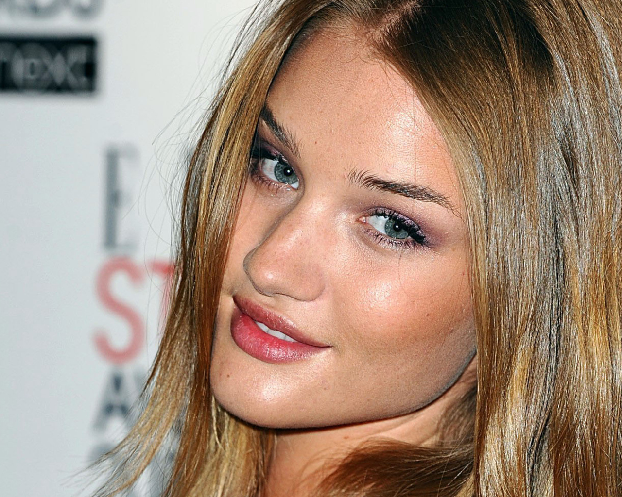 Популярная модель Роузи Хантингтон-Уайтли