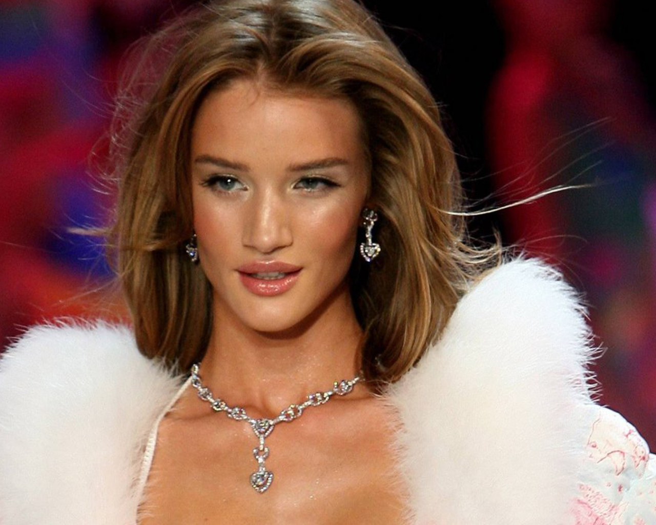 Известная звезда Роузи Хантингтон-Уайтли