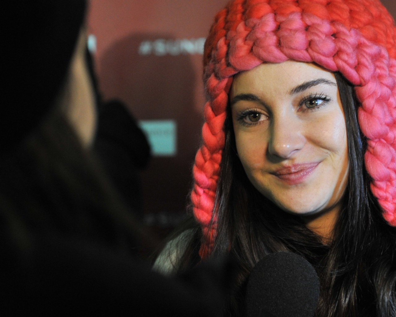 Красивая актриса Шейлин Вудли