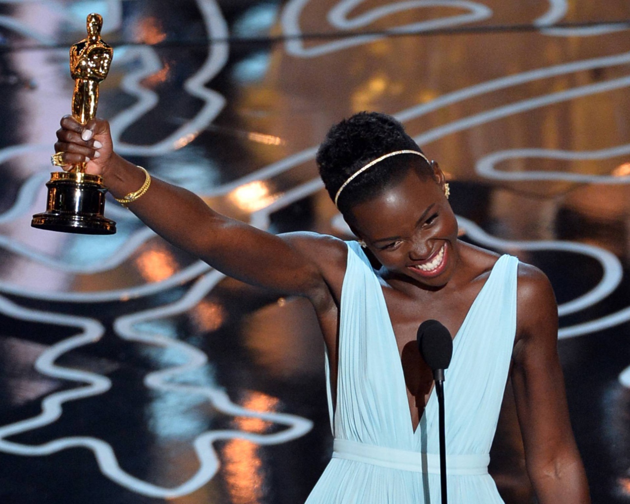 Супермодель Лупита Нионго