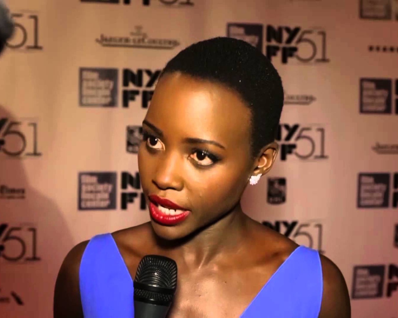 Красивая актриса Лупита Нионго