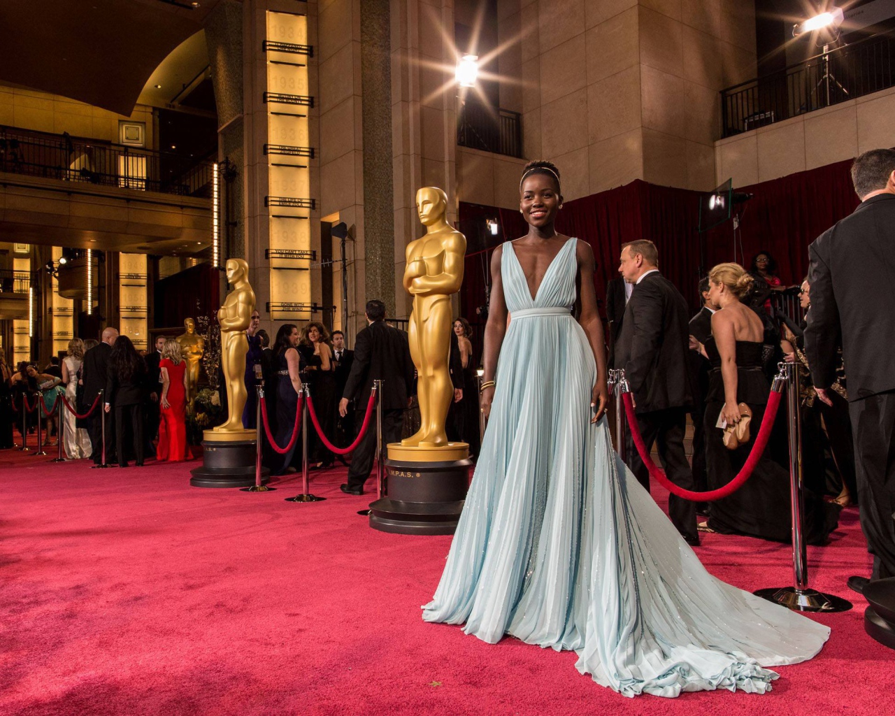 Очаровательная актриса Лупита Нионго