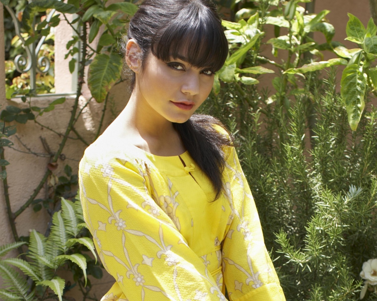 Актриса Ванесса в желтом платье