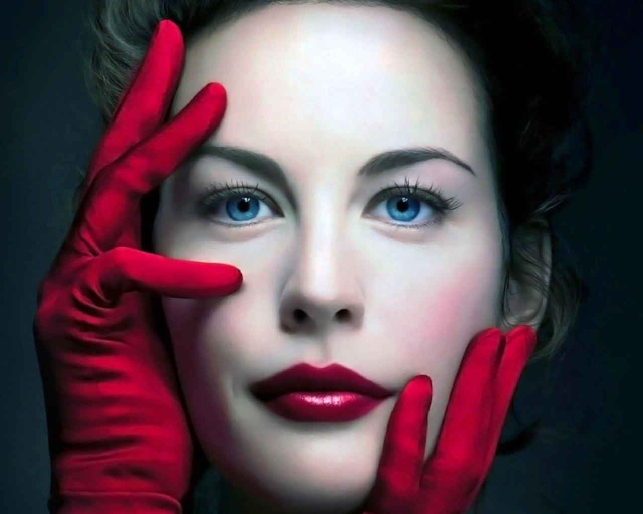 Актриса в красных перчатках