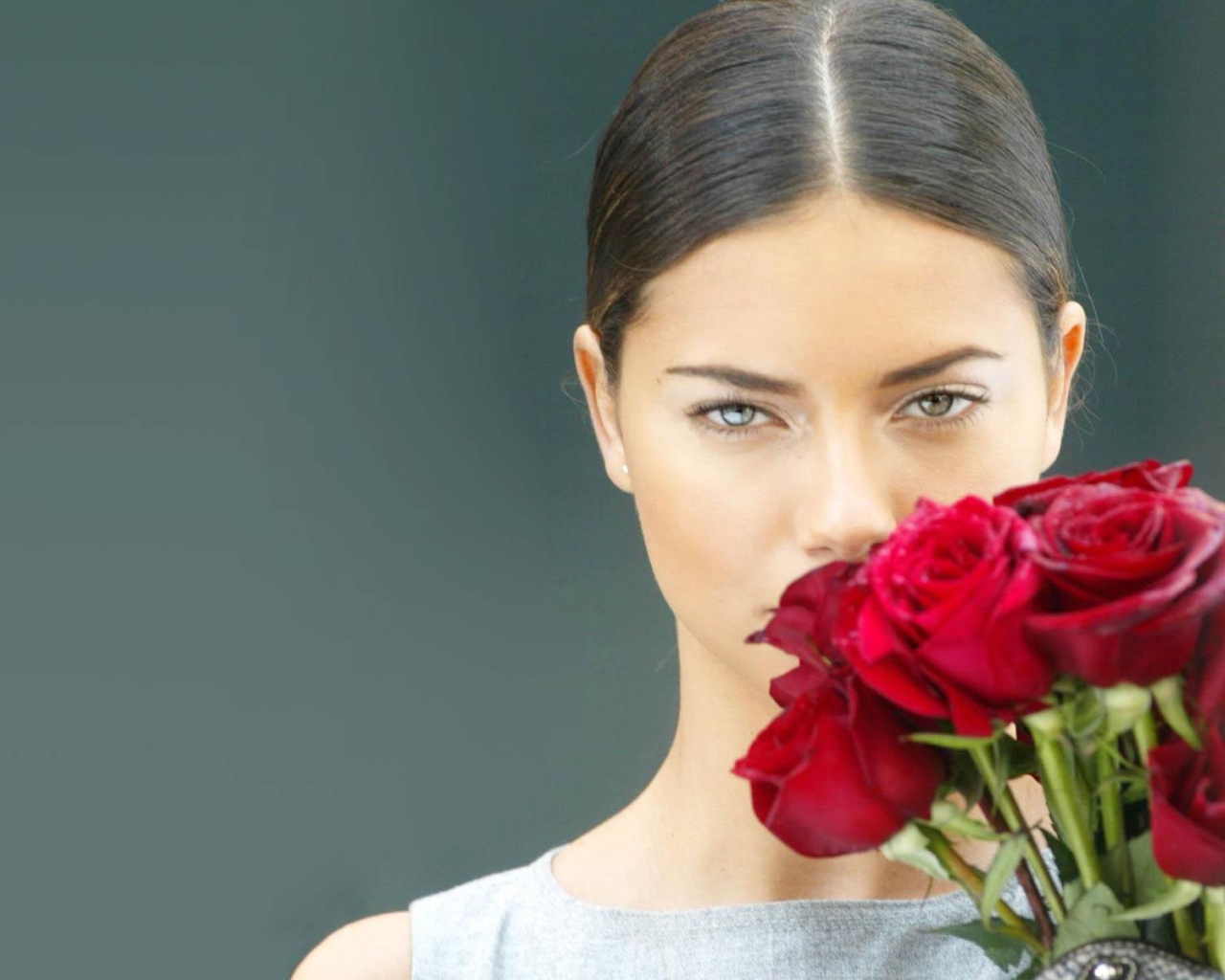 Адриана с букетом роз