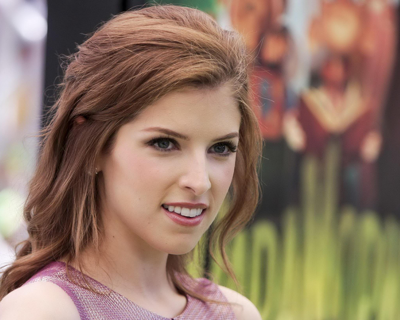 Анна улыбается