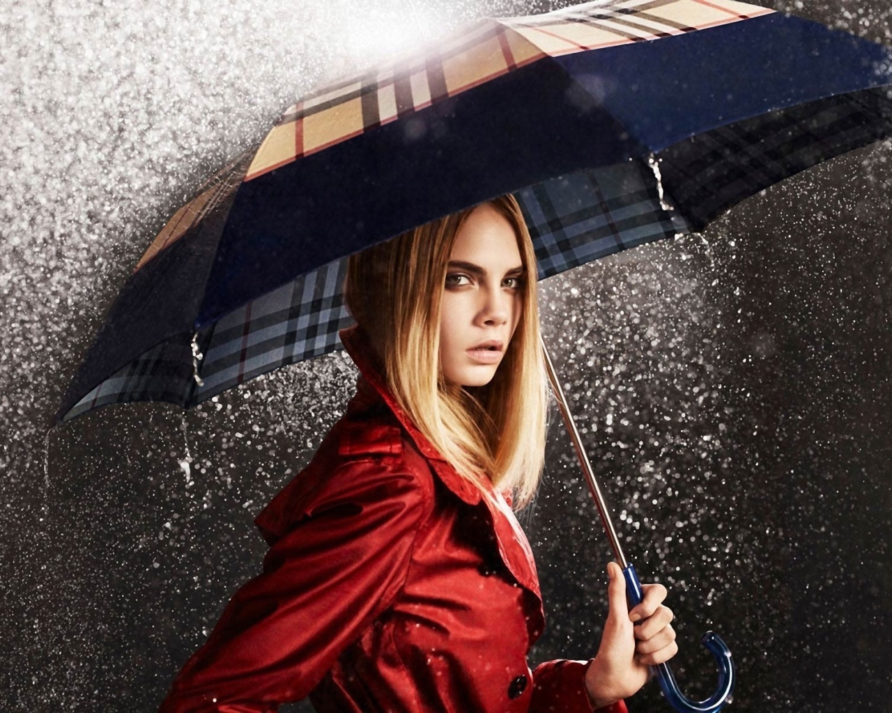 Красивая девушка под зонтом