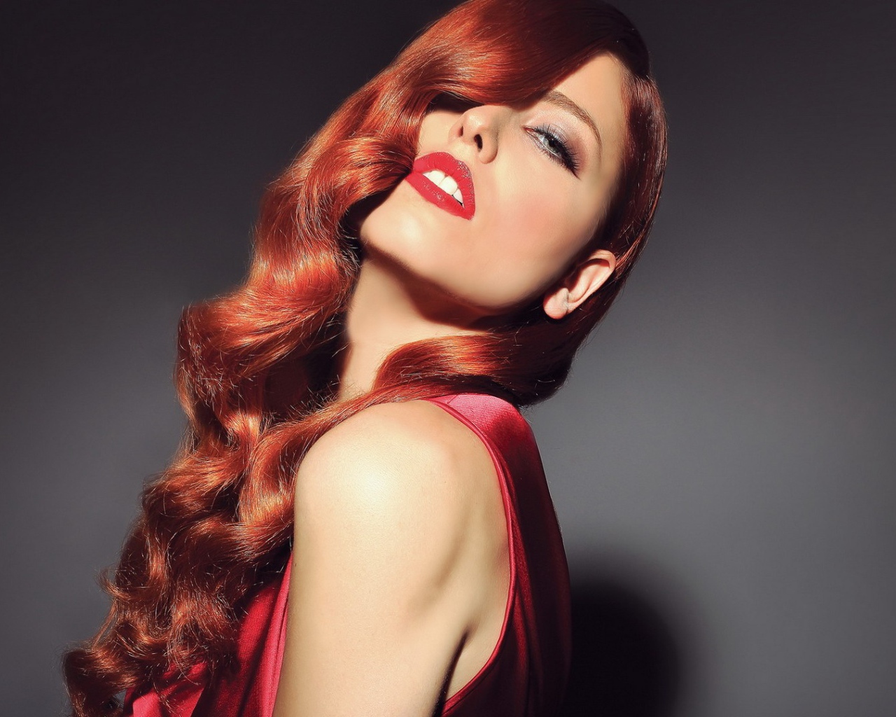 Красивая рыжая девушка