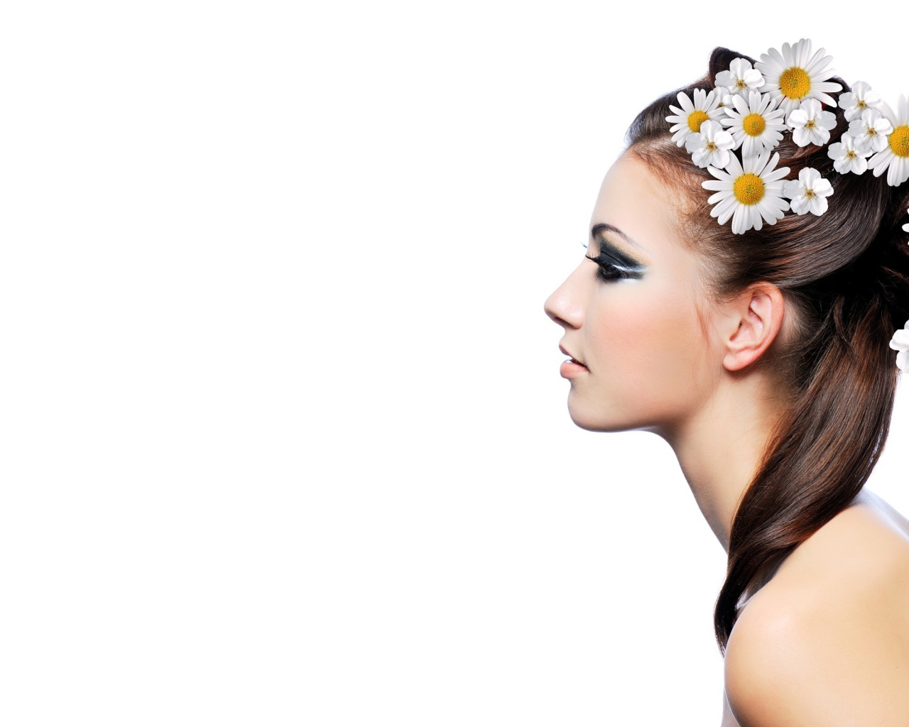 Брюнетка с ромашками в волосах