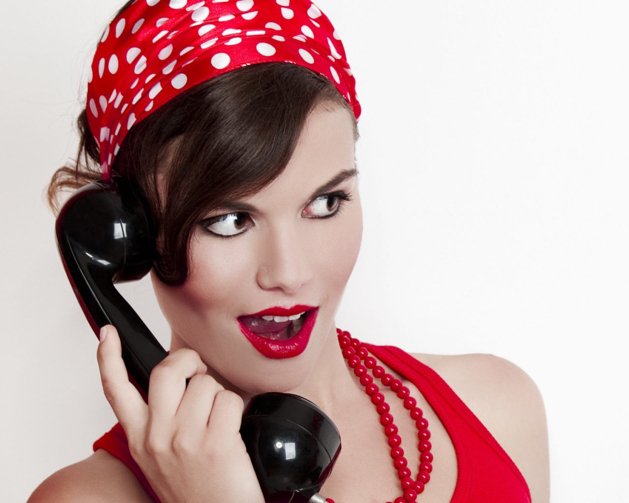 Брюнетка с телефоном