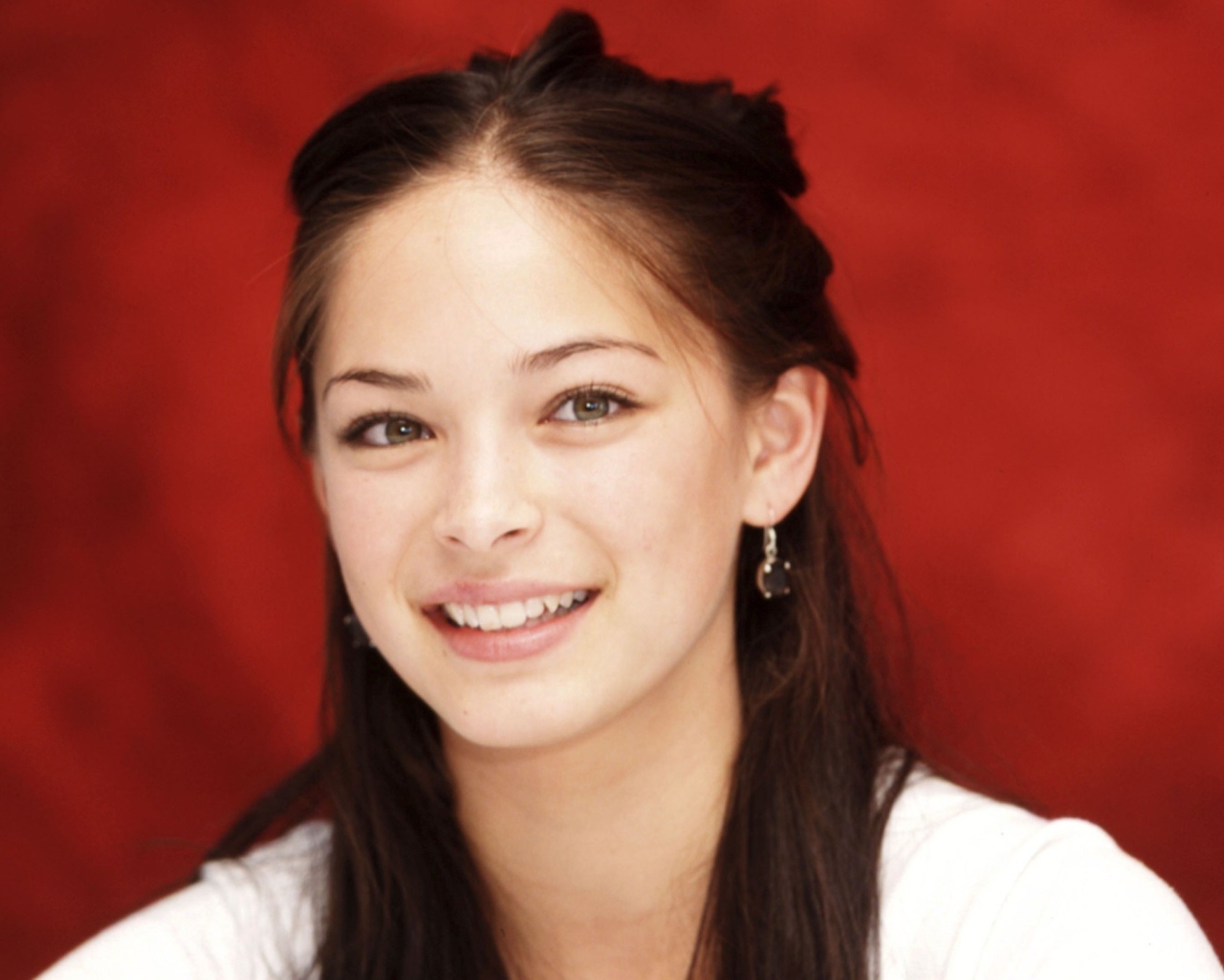 Кристин с приятной улыбкой