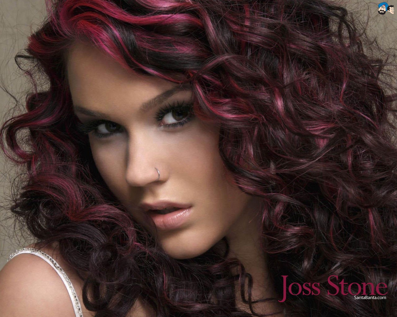 Кудрявая брюнетка