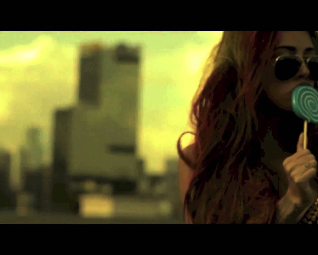 Диана Мелисон с леденцом