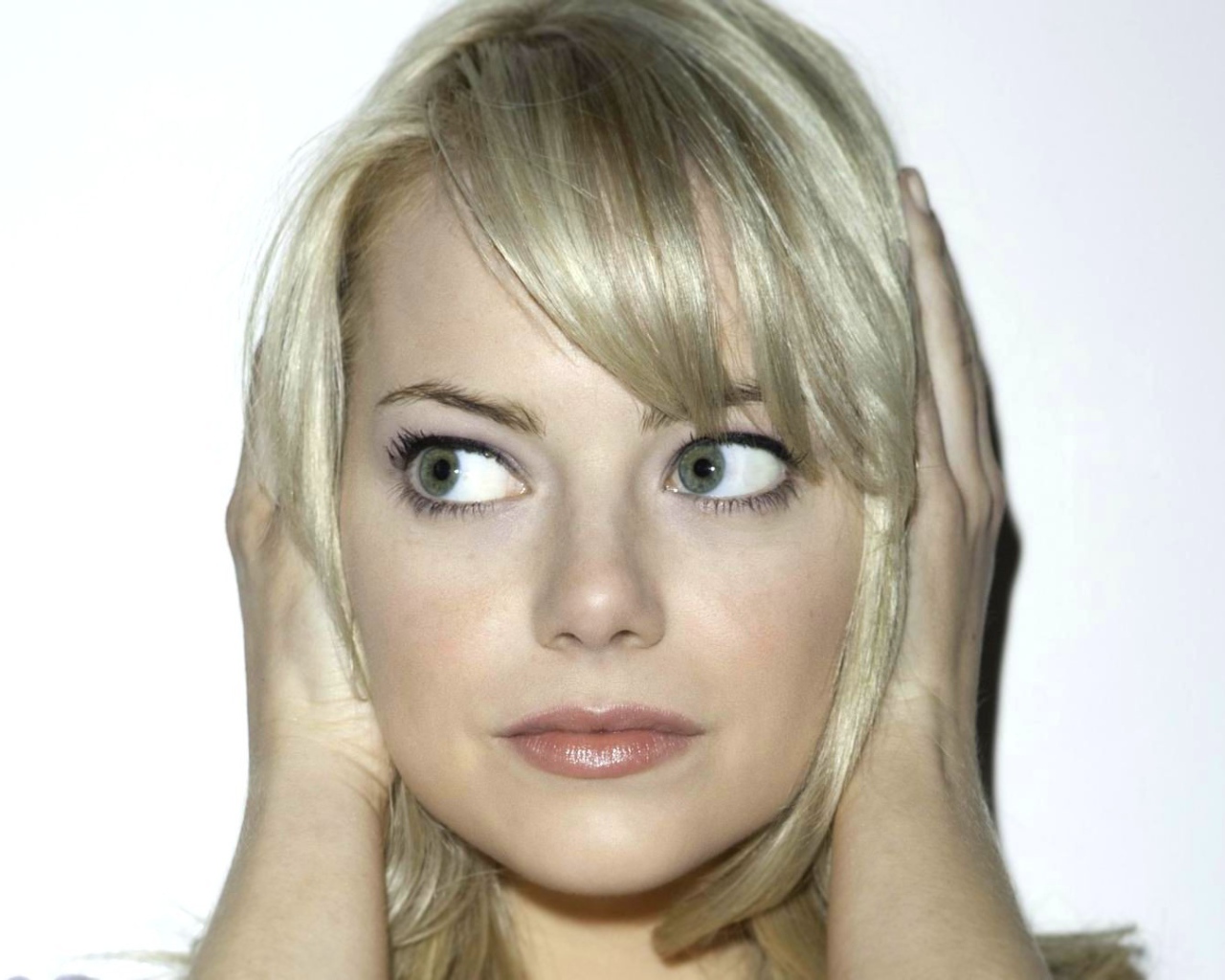 Эмма закрыла уши