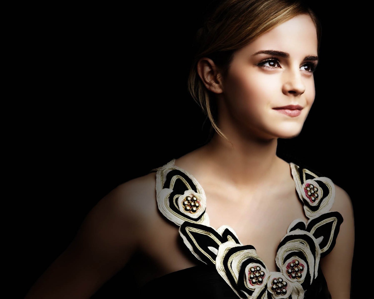 Эмма на черном фоне