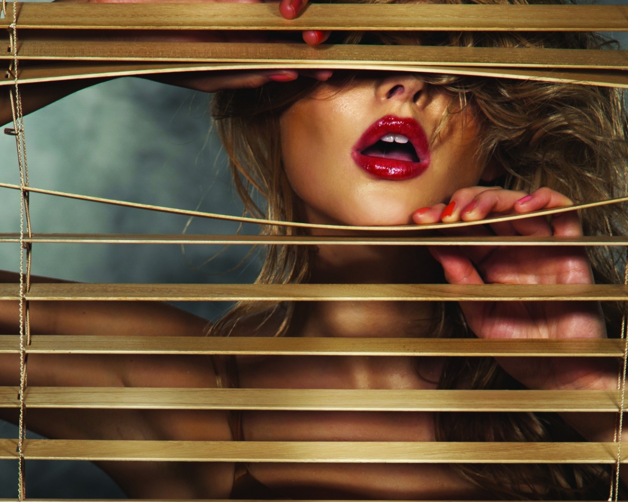 Девушка и жалюзи