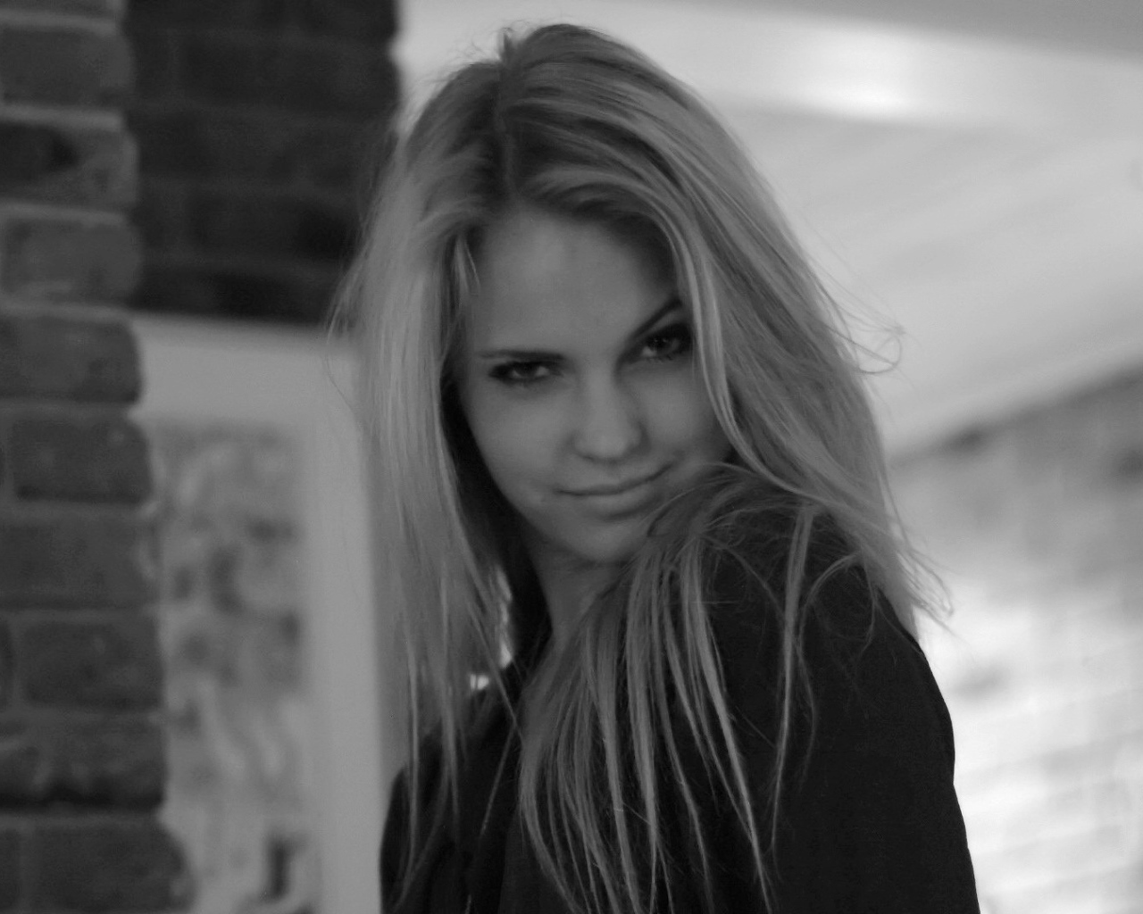 Девушка в черно белых тонах