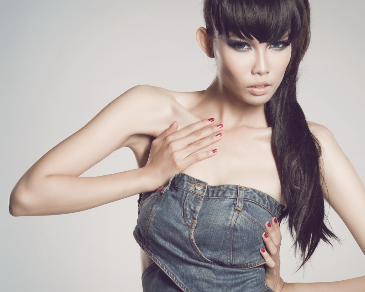 Девушка в джинсовом костюме