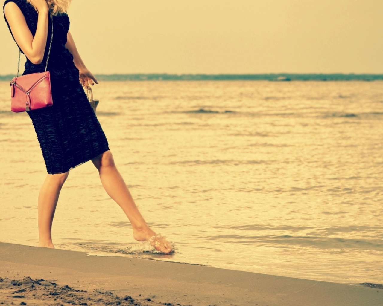 Девушка на берегу моря