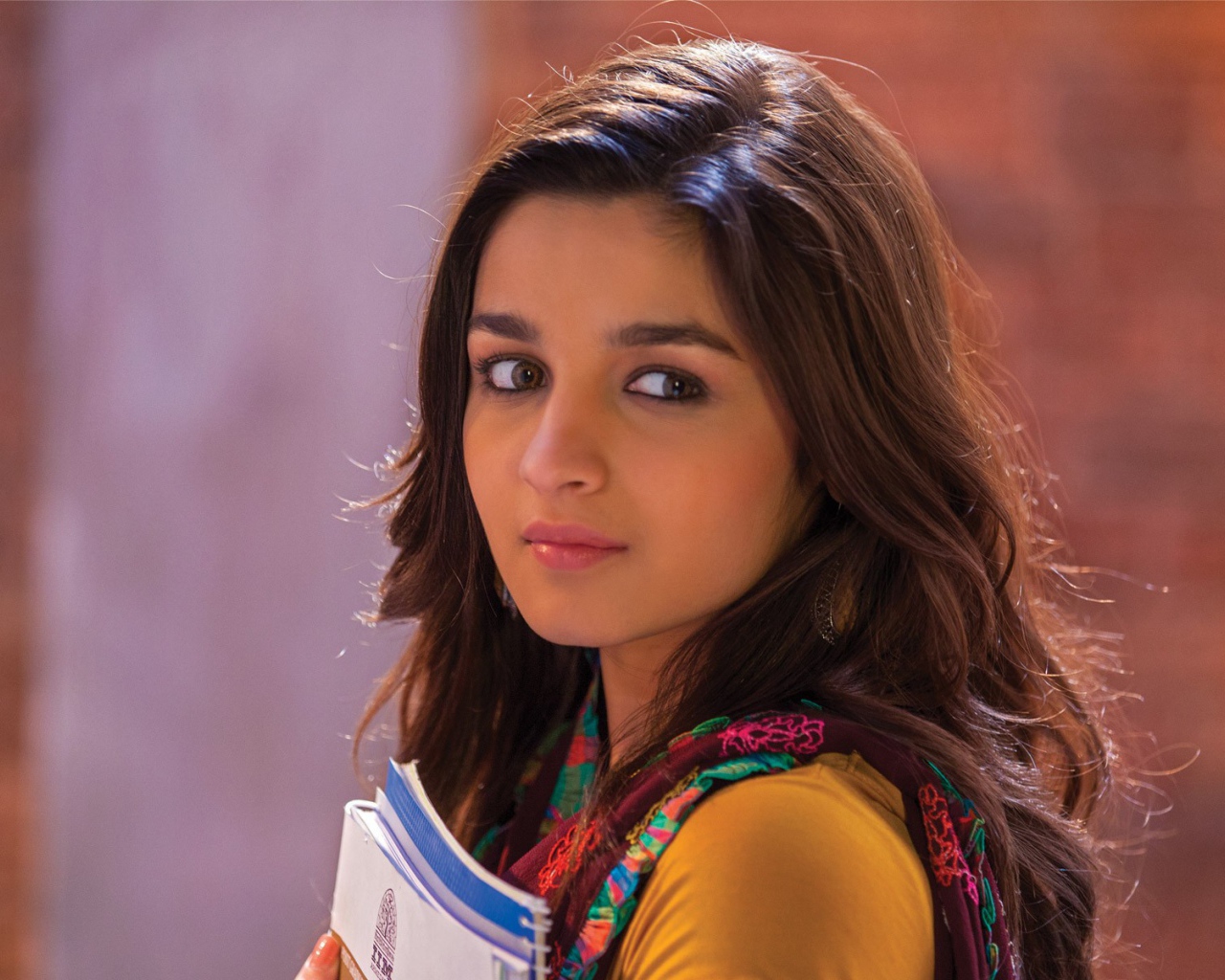 Девушка с тетрадями